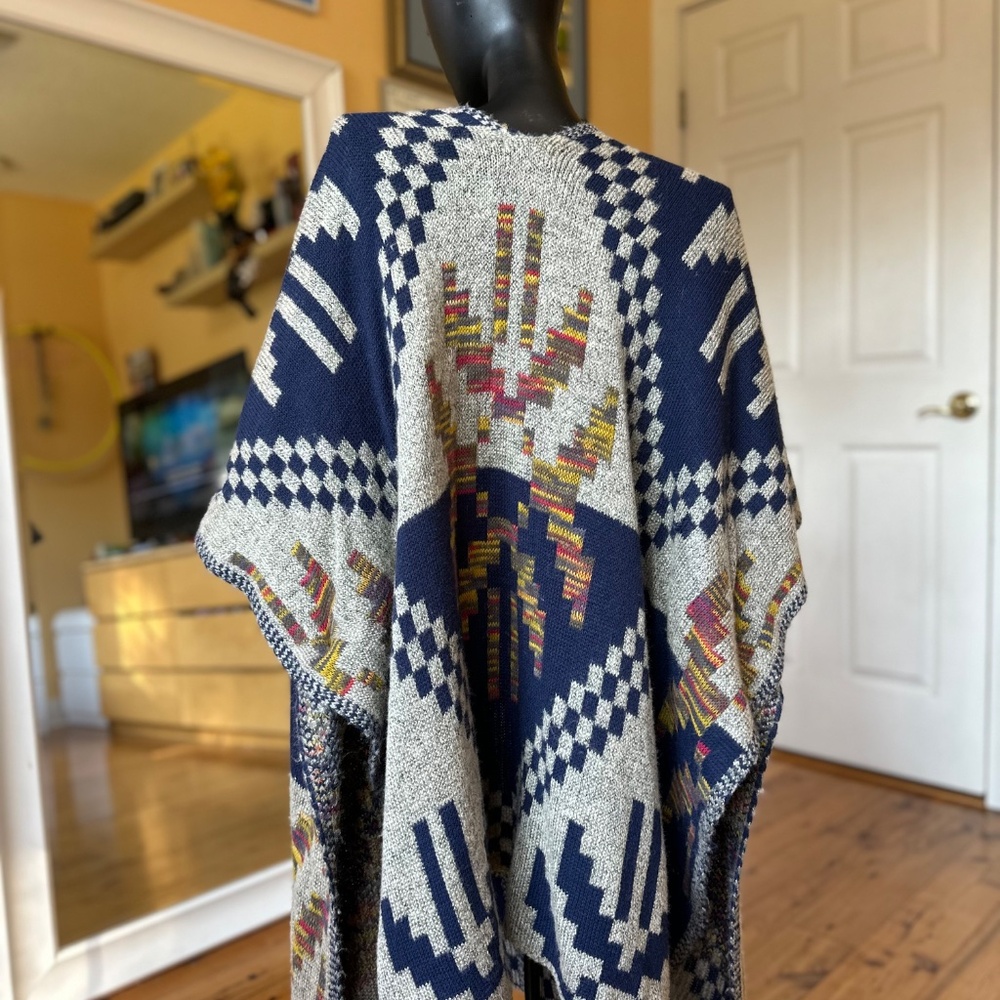 Aztec Pocket Ruana - Picture 2 of 7
